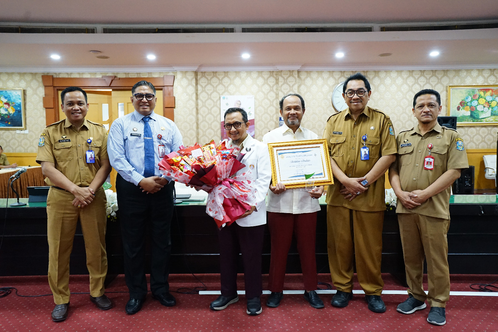 Apresiasi Dedikasi dan Kinerja Prima, Direktur RSUD Haji Serahkan Penghargaan Unit Kerja Pelayanan Terbaik untuk Instalasi Dialisis